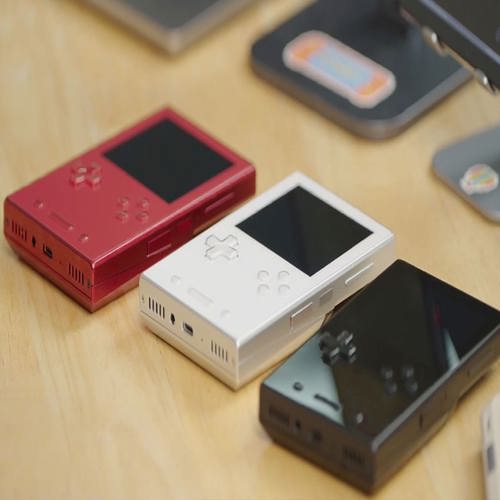 AYANEO cuối cùng trình diễn máy chơi Pocket Vert handheld