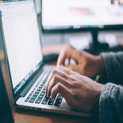4 website viết luận sinh viên vẫn chọn thay vì giải pháp AI