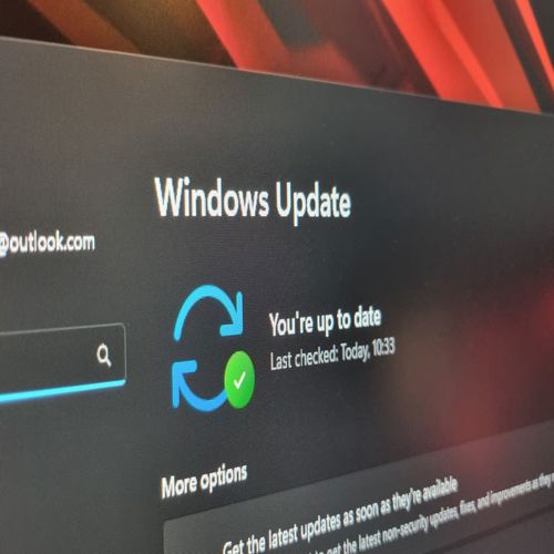 Phần mềm độc hại giả màn hình Windows Update lừa người dùng cài info-stealer