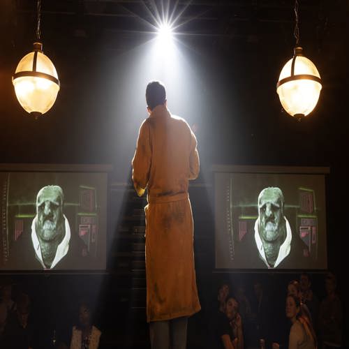 The Hitchhiker's Guide to the Galaxy Live — một mớ hỗn độn thú vị