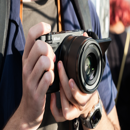 Nikon ZR tiến sát chất lượng RED — trải nghiệm chuyên nghiệp với chi phí nhẹ hơn