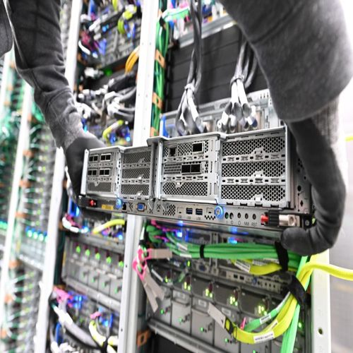 Amazon thách thức đối thủ với các 'AI Factories' on-premises của Nvidia