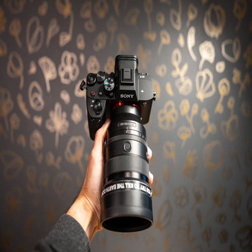 Sony A7 V dùng cảm biến partially stacked để chụp im lặng