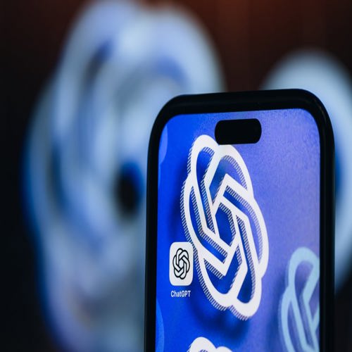 OpenAI báo 'code red' sau khi mất 6% người dùng vì Gemini 3